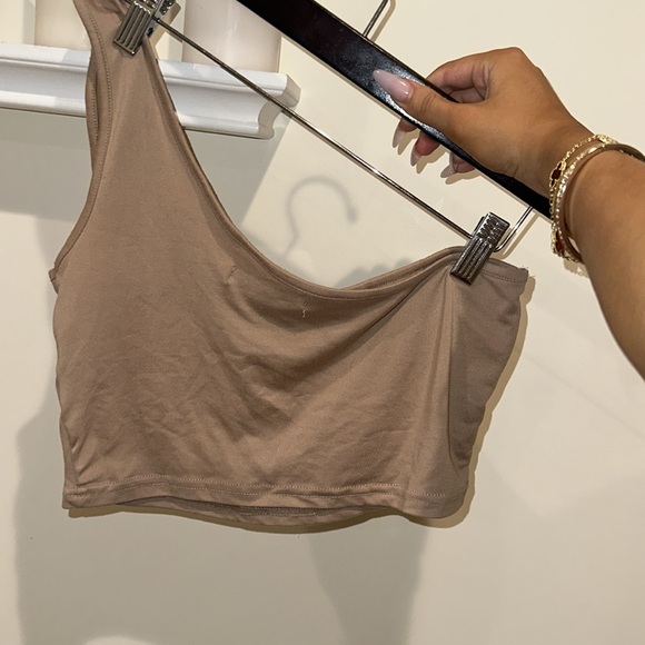 ONE SHOULDER TAN WORKOUT CROP TOP - Picture 2 of 4